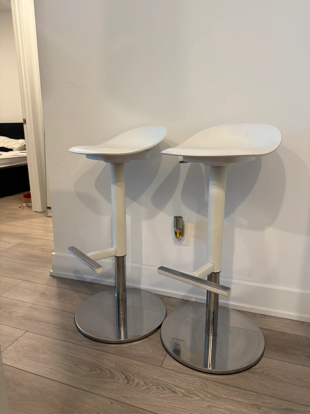 Set of 2 White Bar Stools - photo 3