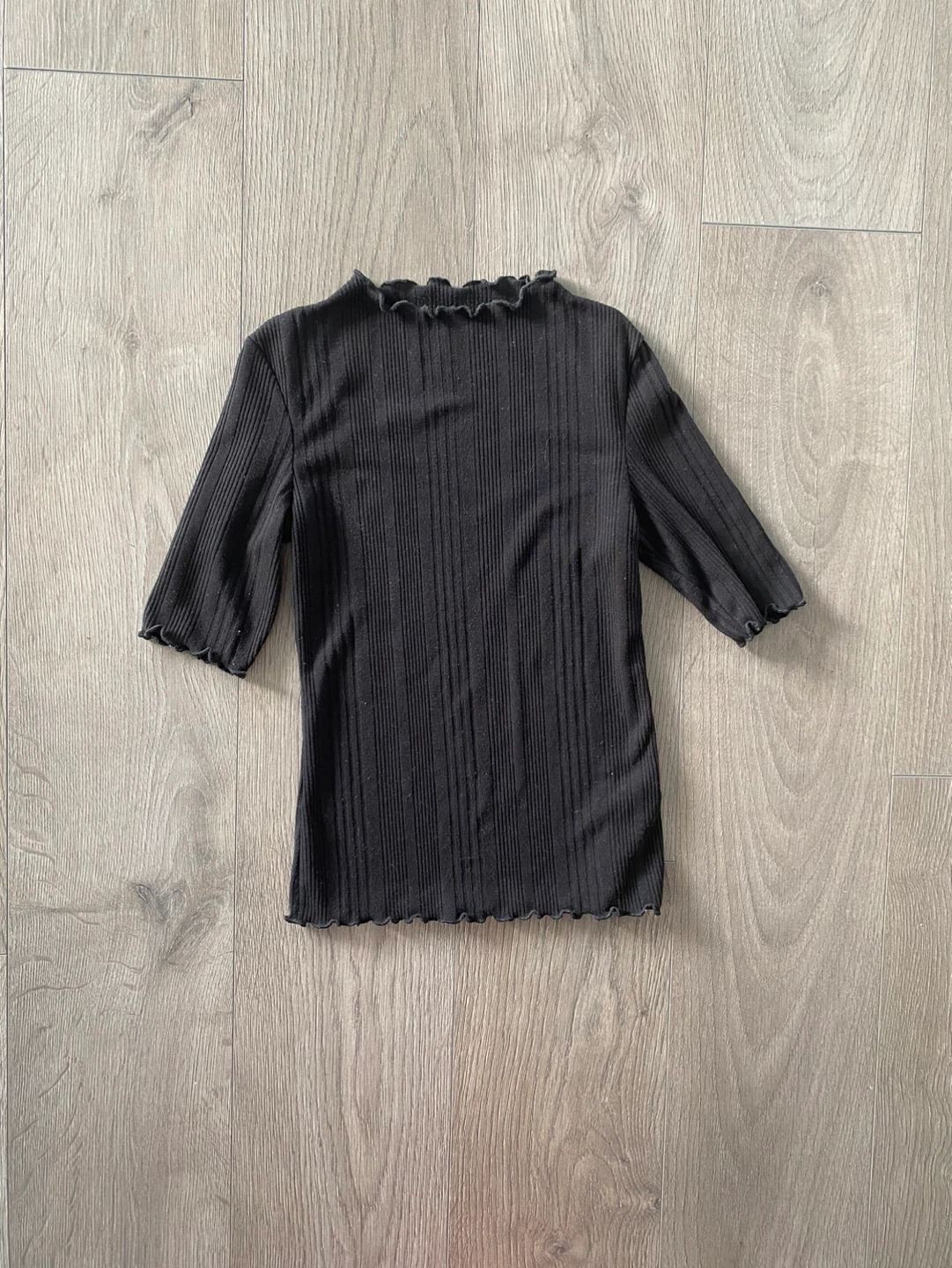 Black ribbed lettuce edge top