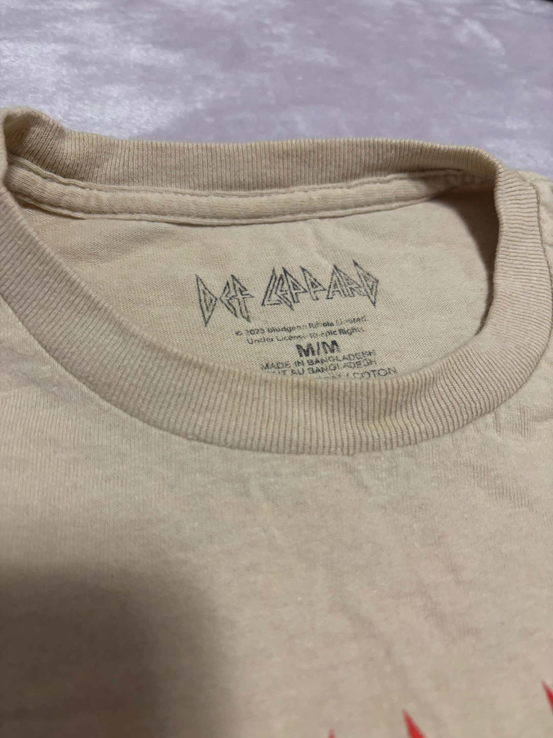 Def Leppard Leopard Graphic T-Shirt - photo 2