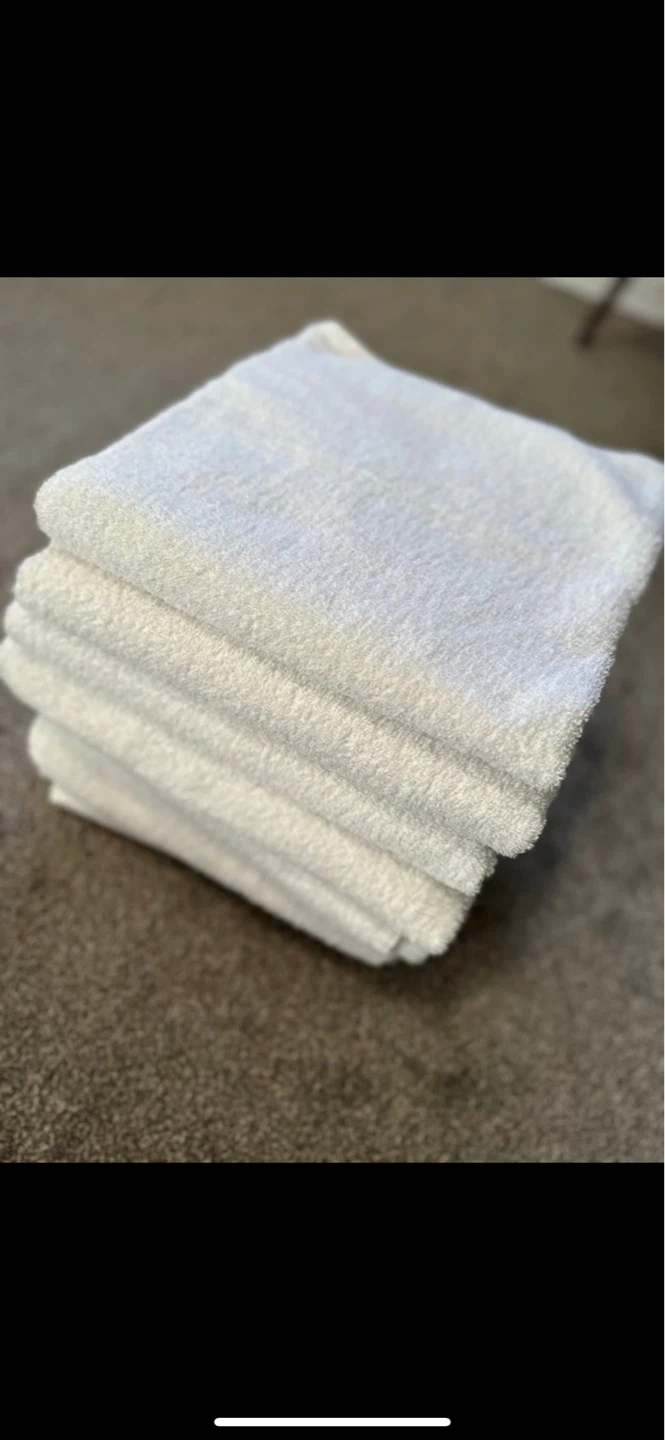 Stack of white bath towels (8)