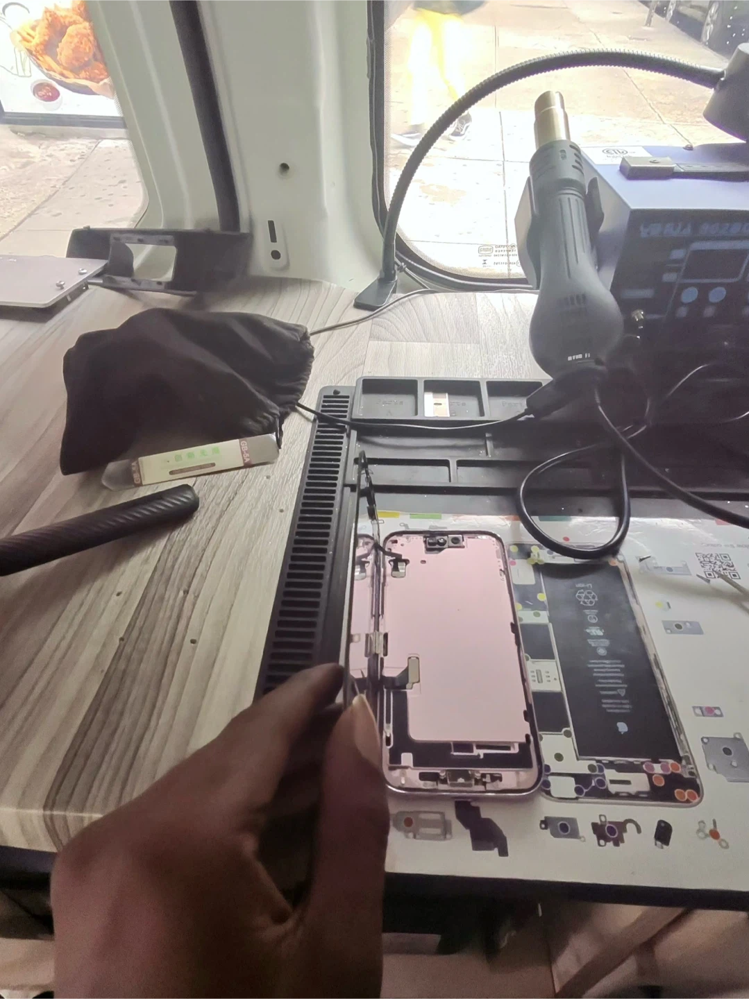iPhone 15 screeen replacement - photo 4