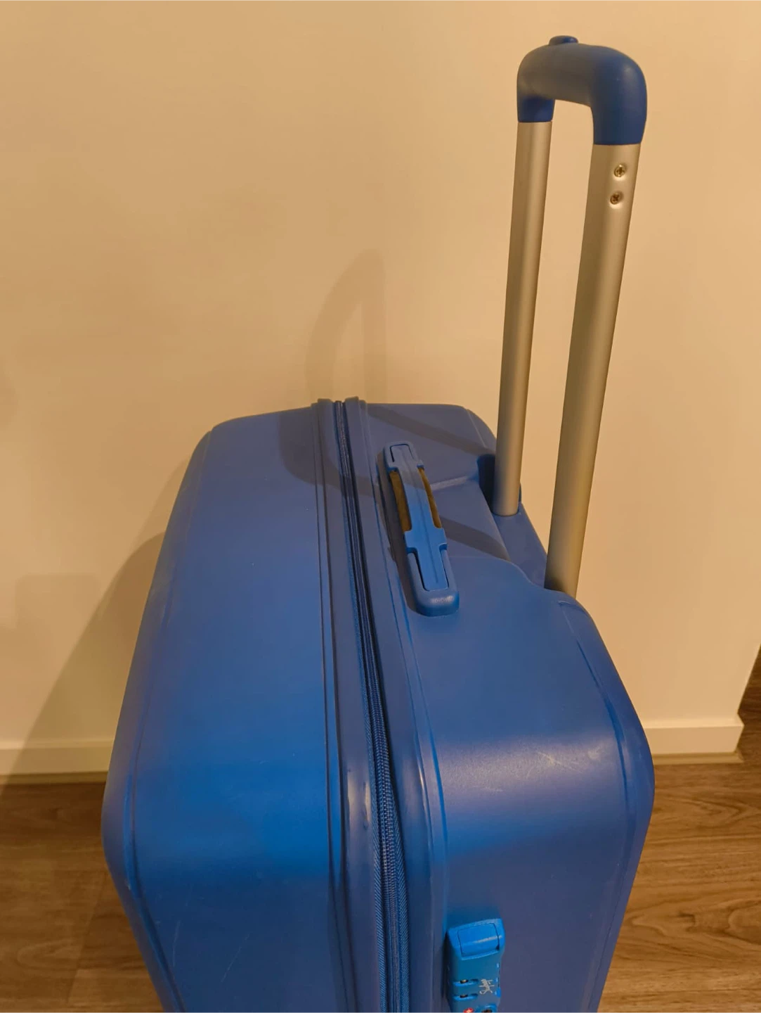 Large Luggage/Suitcase - photo 3