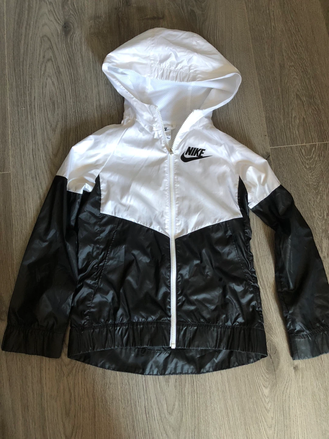 Nike Windbreaker Jacket (Kids Medium)