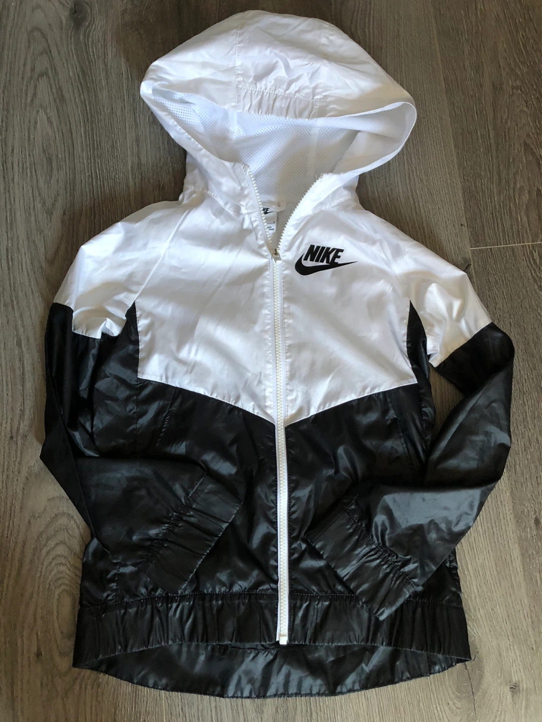 Nike Windbreaker Jacket (Kids Medium) - photo 2