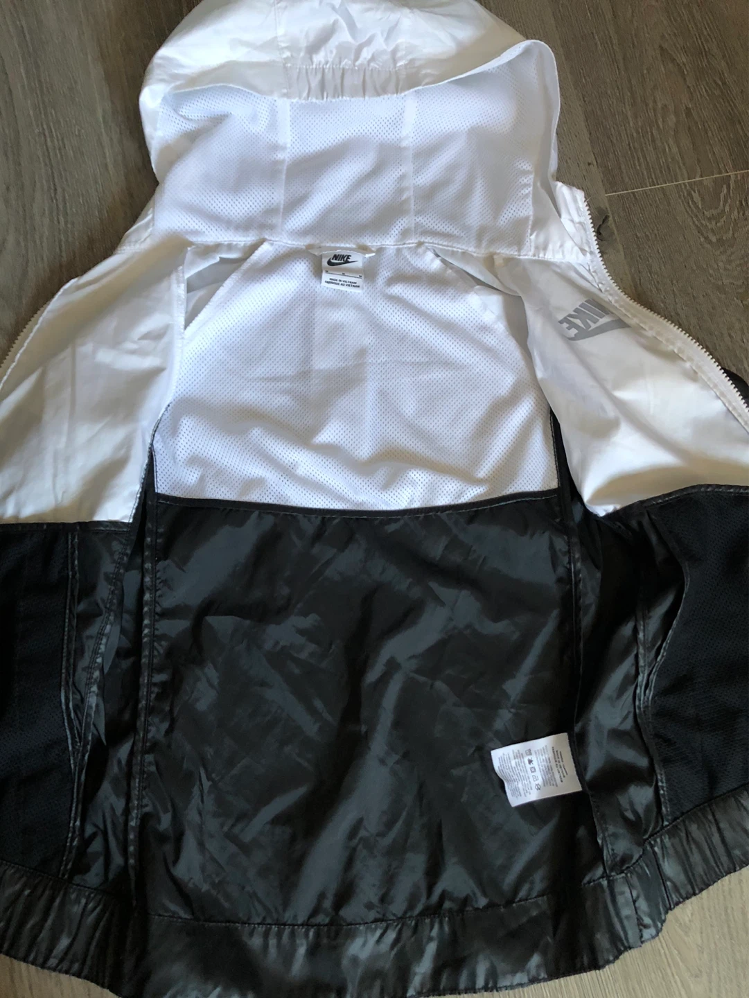 Nike Windbreaker Jacket (Kids Medium) - photo 3