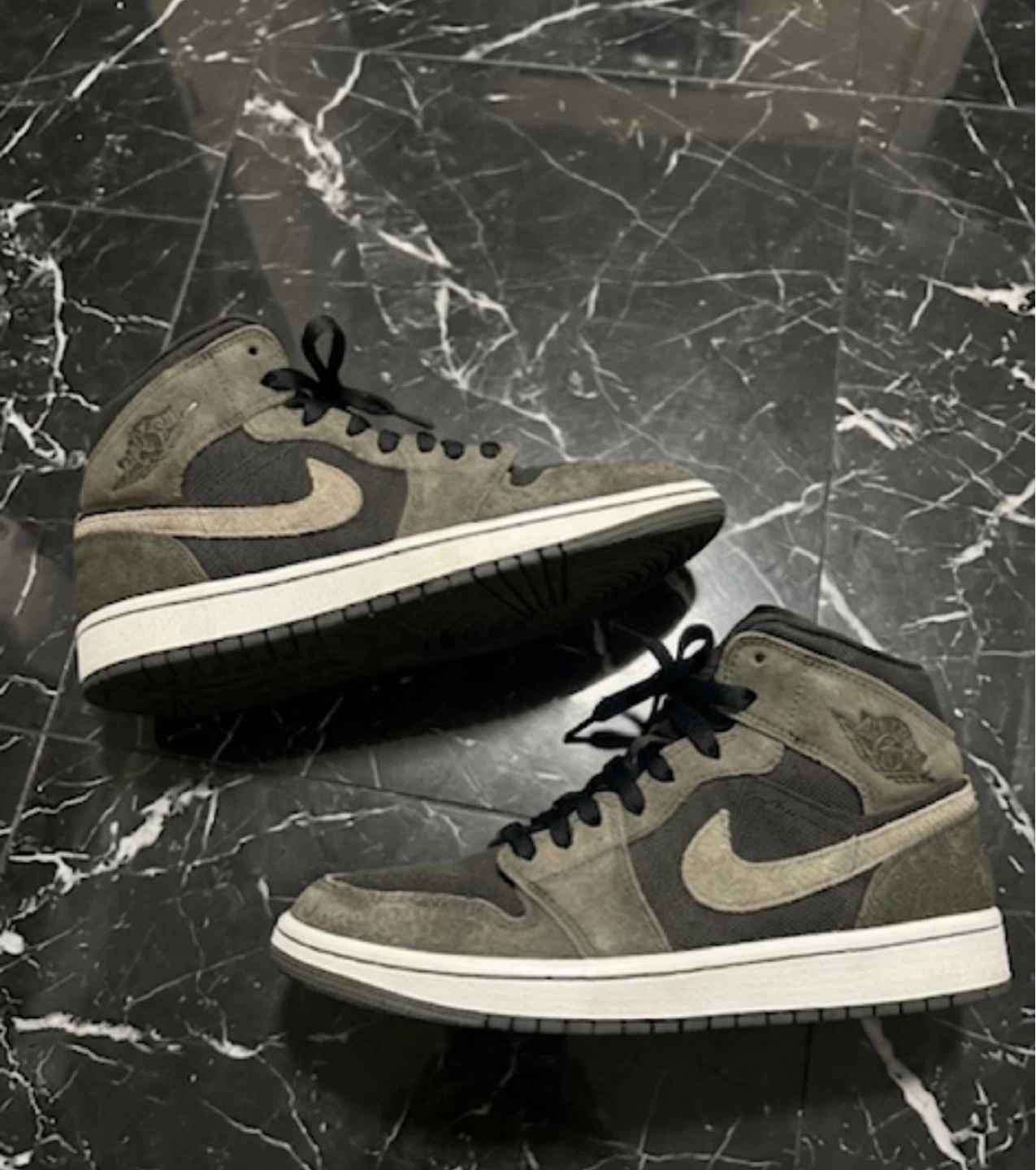 Air Jordan 1 Mid SE "Dark Mocha" Size 8