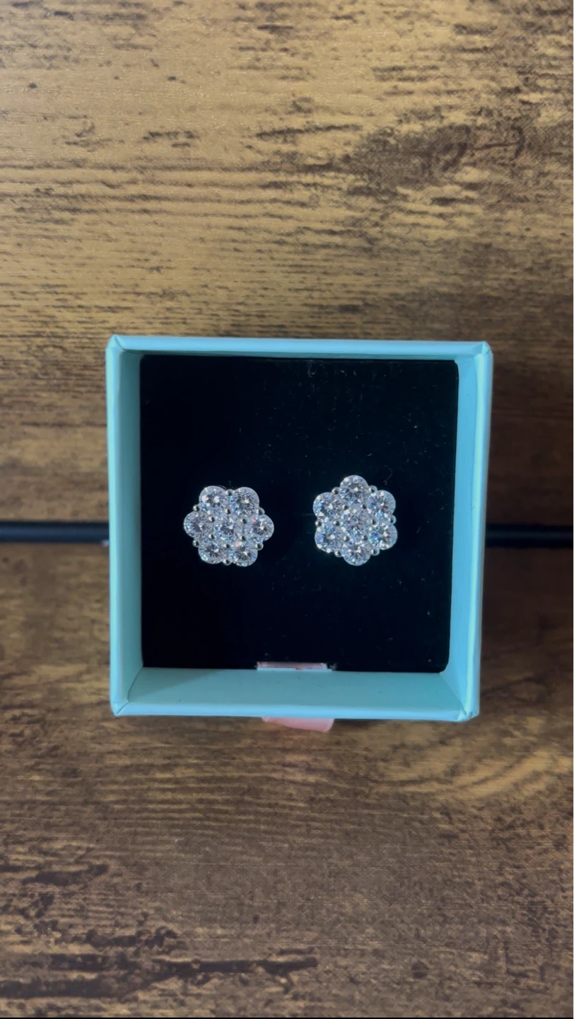 VVS1 Diamond Flower Stud Earrings