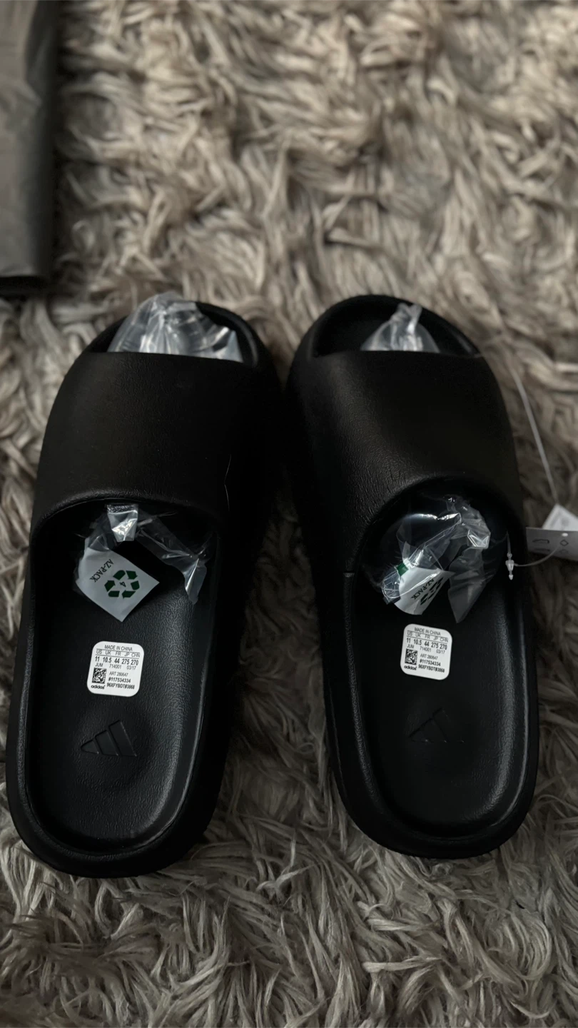Yeezy slides - photo 2