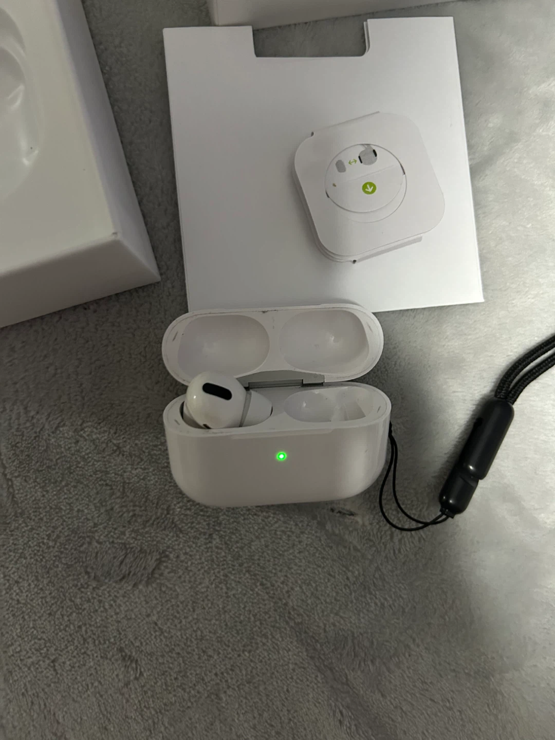 Apple AirPods Pro (2nd Gen) with Charging Case - photo 2