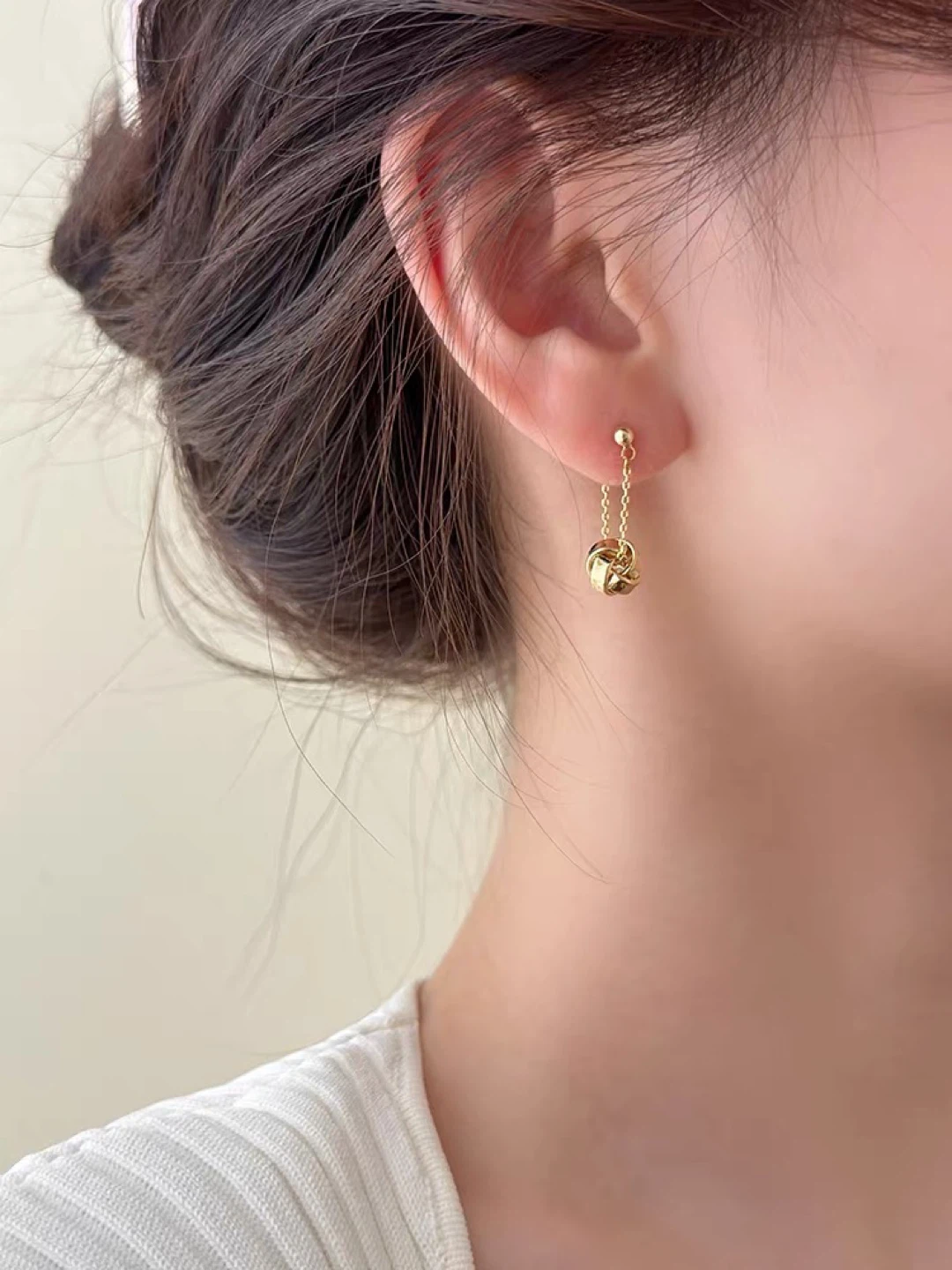 Gold-tone knot drop earrings - photo 3