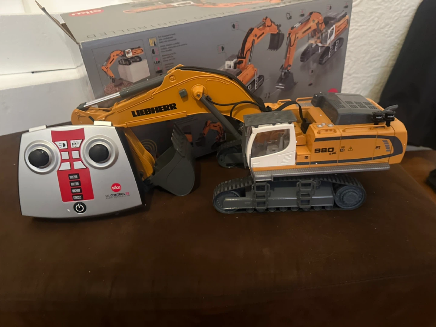 Siku Control 32 Radio Controlled Liebherr 980 Excavator 1:32 - photo 2