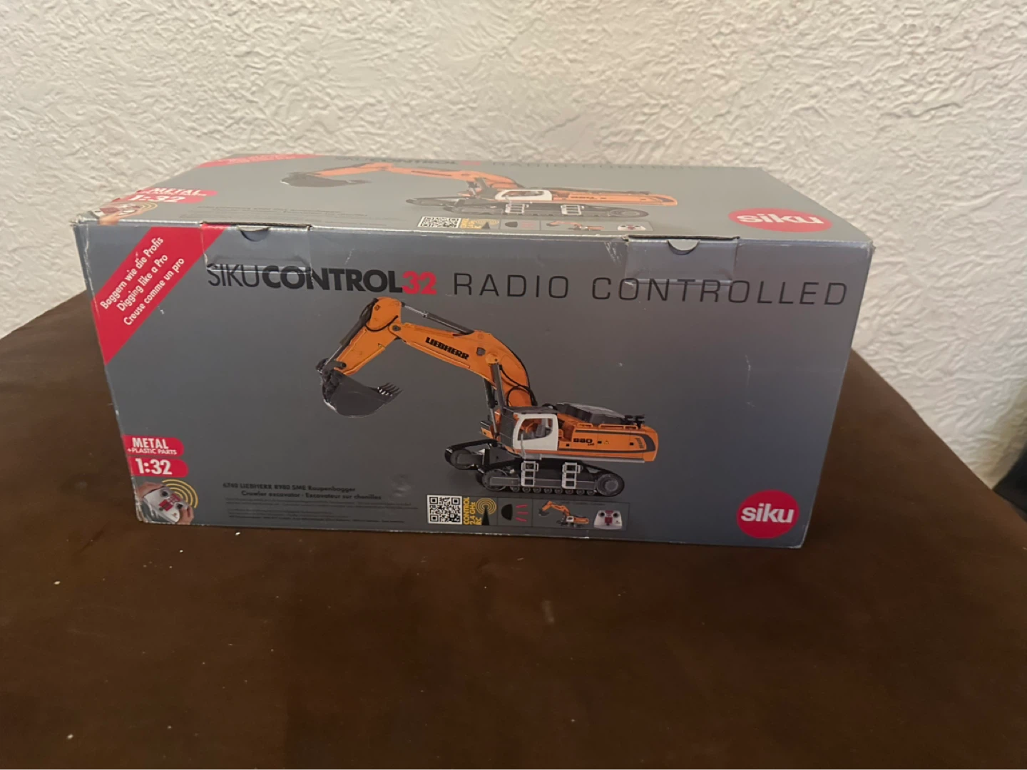 Siku Control 32 Radio Controlled Liebherr 980 Excavator 1:32 - photo 3