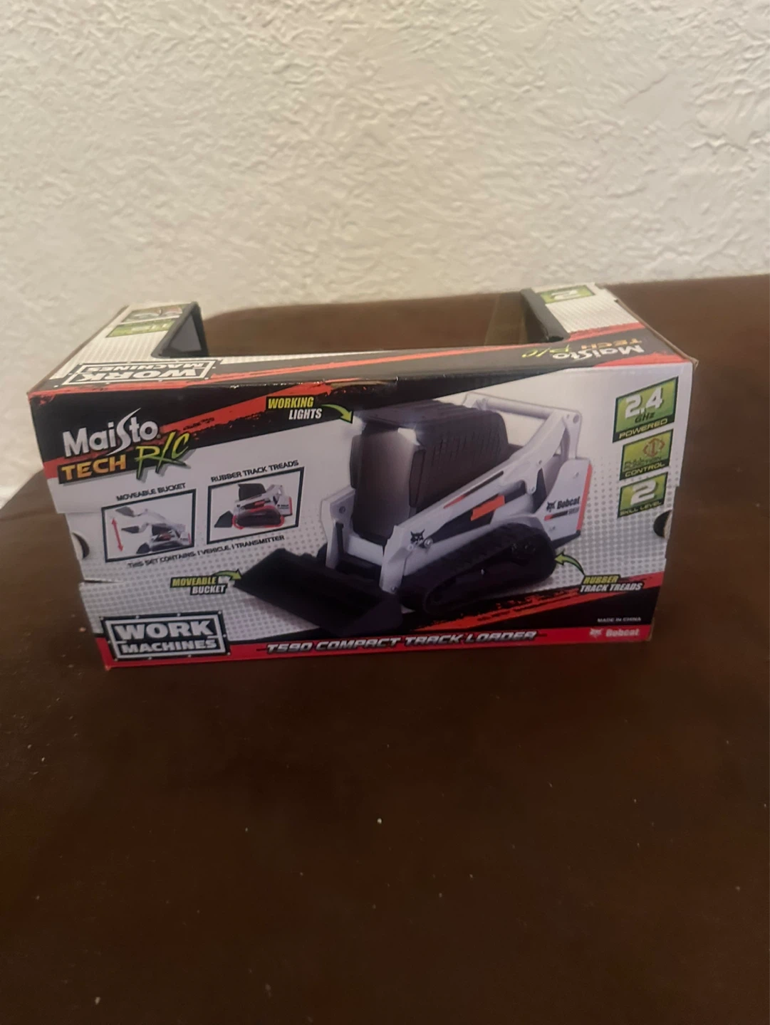 Maisto Tech RC Bobcat T590 Compact Track Loader - photo 2