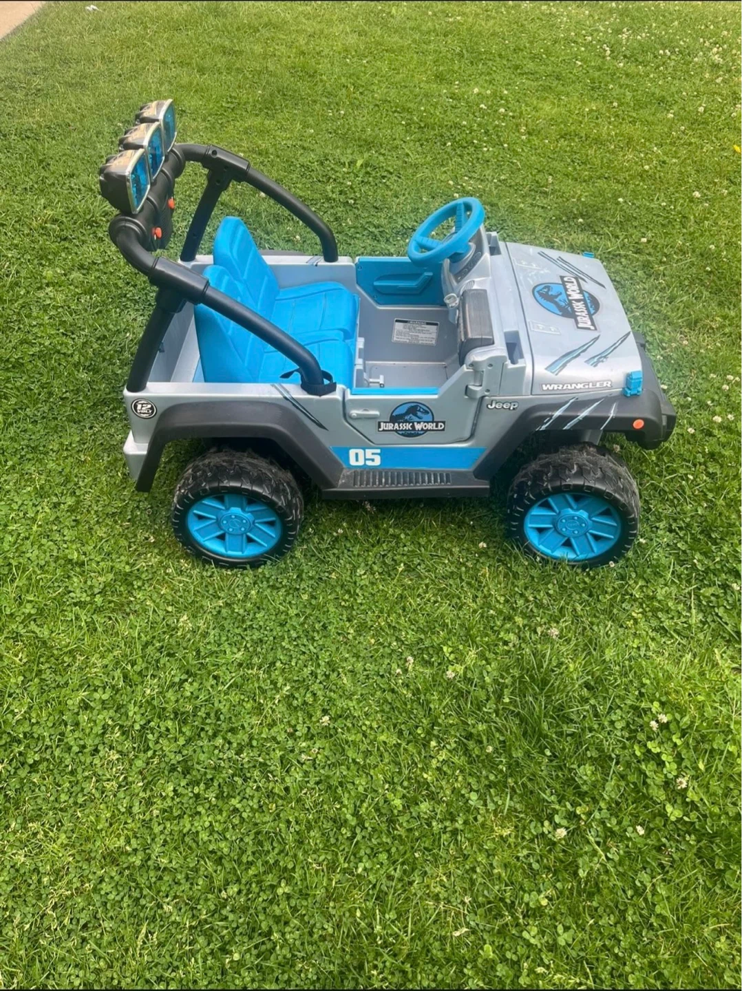 Jurassic World Jeep Wrangler Power Wheels Ride-On Toy - photo 2