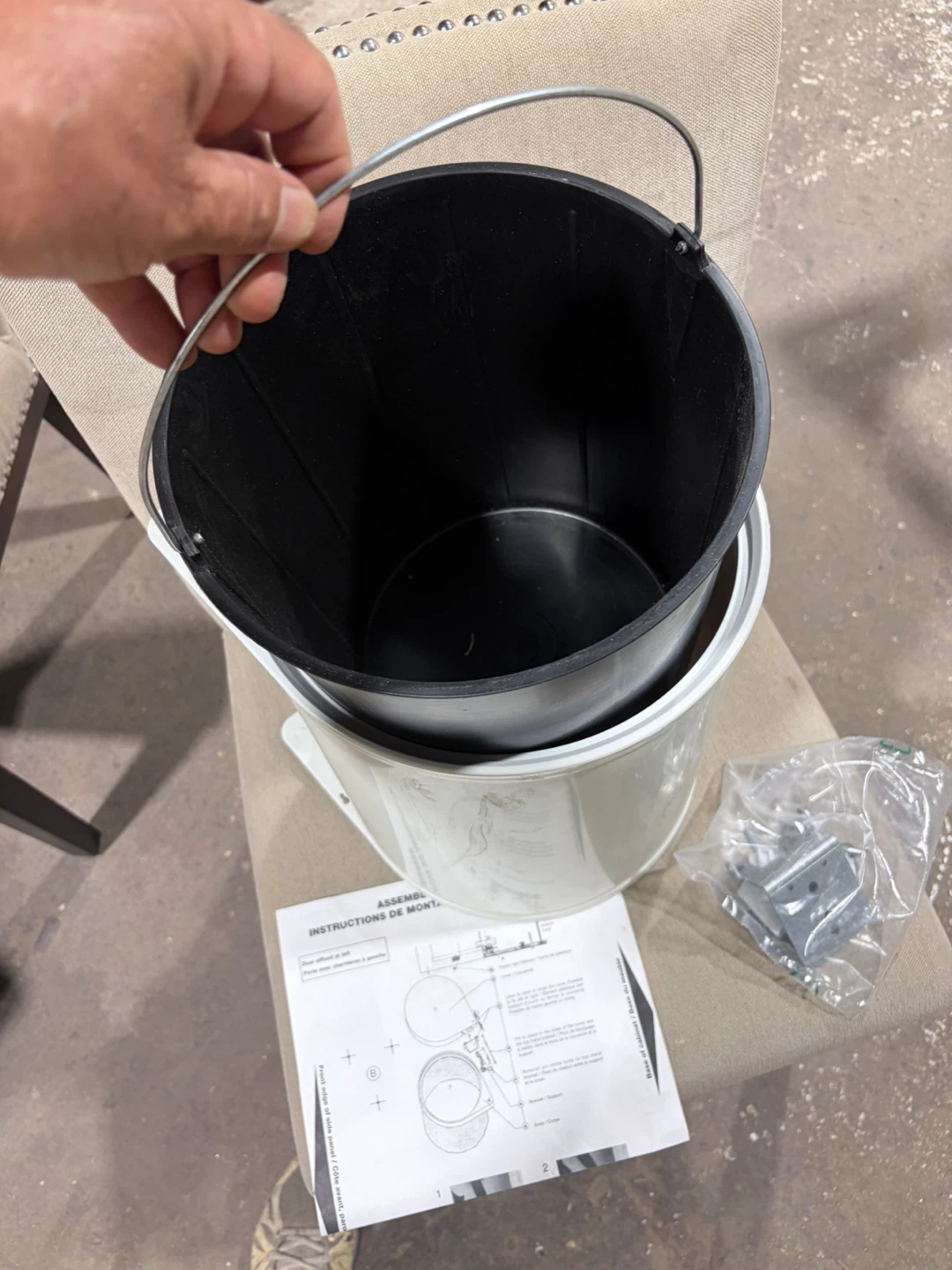 Trash bin - photo 2