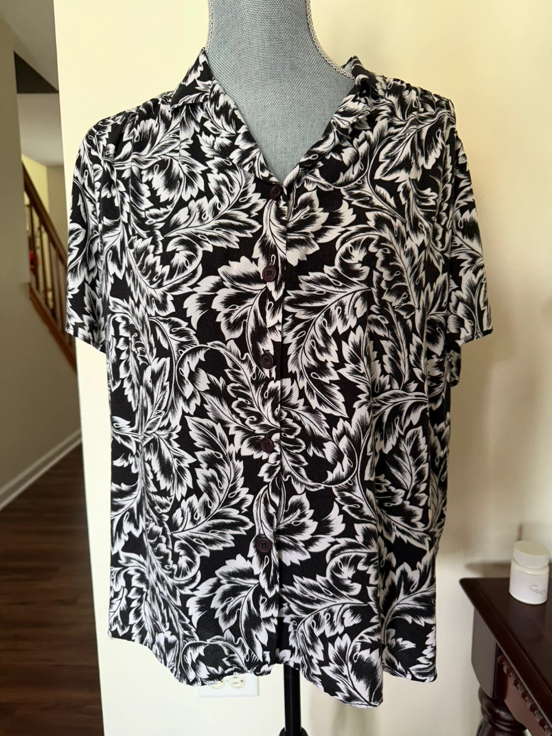 California Krush Black & White Floral Short Sleeve Shirt Size 44