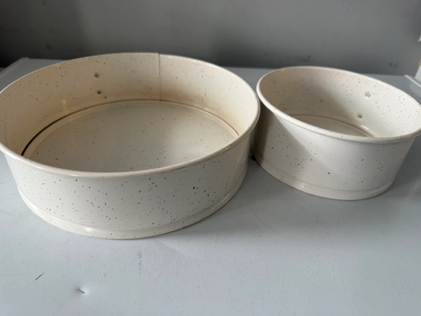 Set of 2 Round Cake Pans 6" and 9" - photo 3