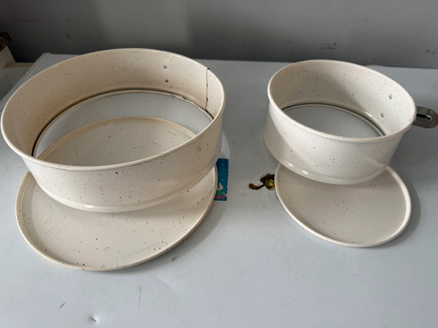 Set of 2 Round Cake Pans 6" and 9"