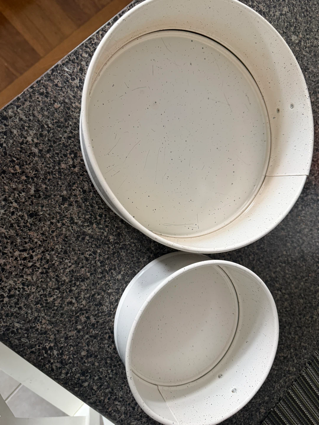 Set of 2 Round Cake Pans 6" and 9" - photo 2