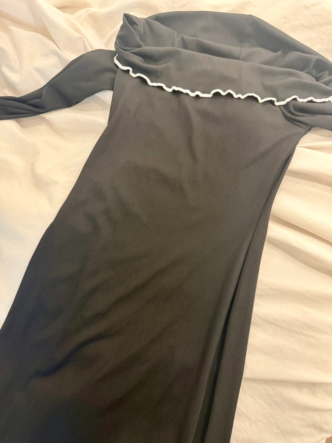 Black off-the-shoulder ribbed dress with white trim - photo 5