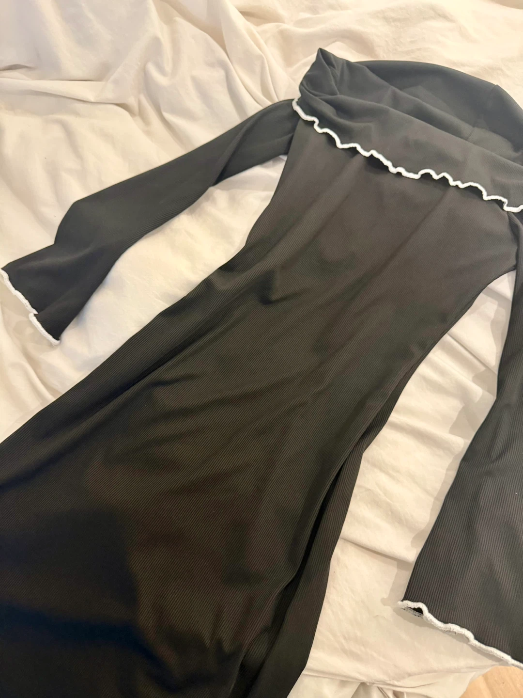 Black off-the-shoulder ribbed dress with white trim - photo 4