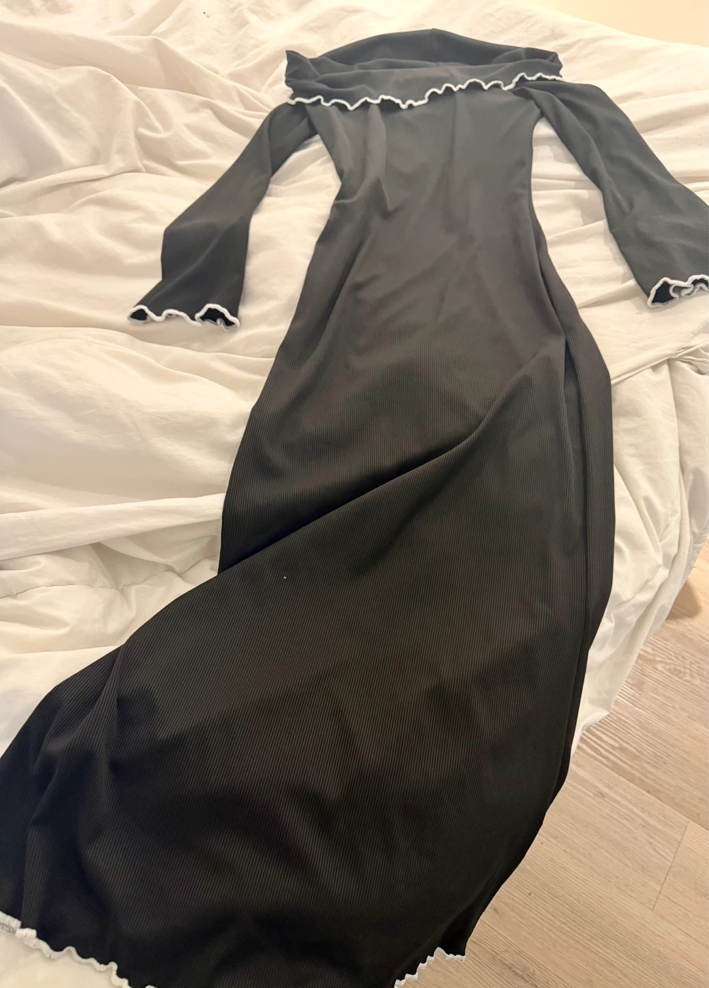 Black off-the-shoulder ribbed dress with white trim - photo 3