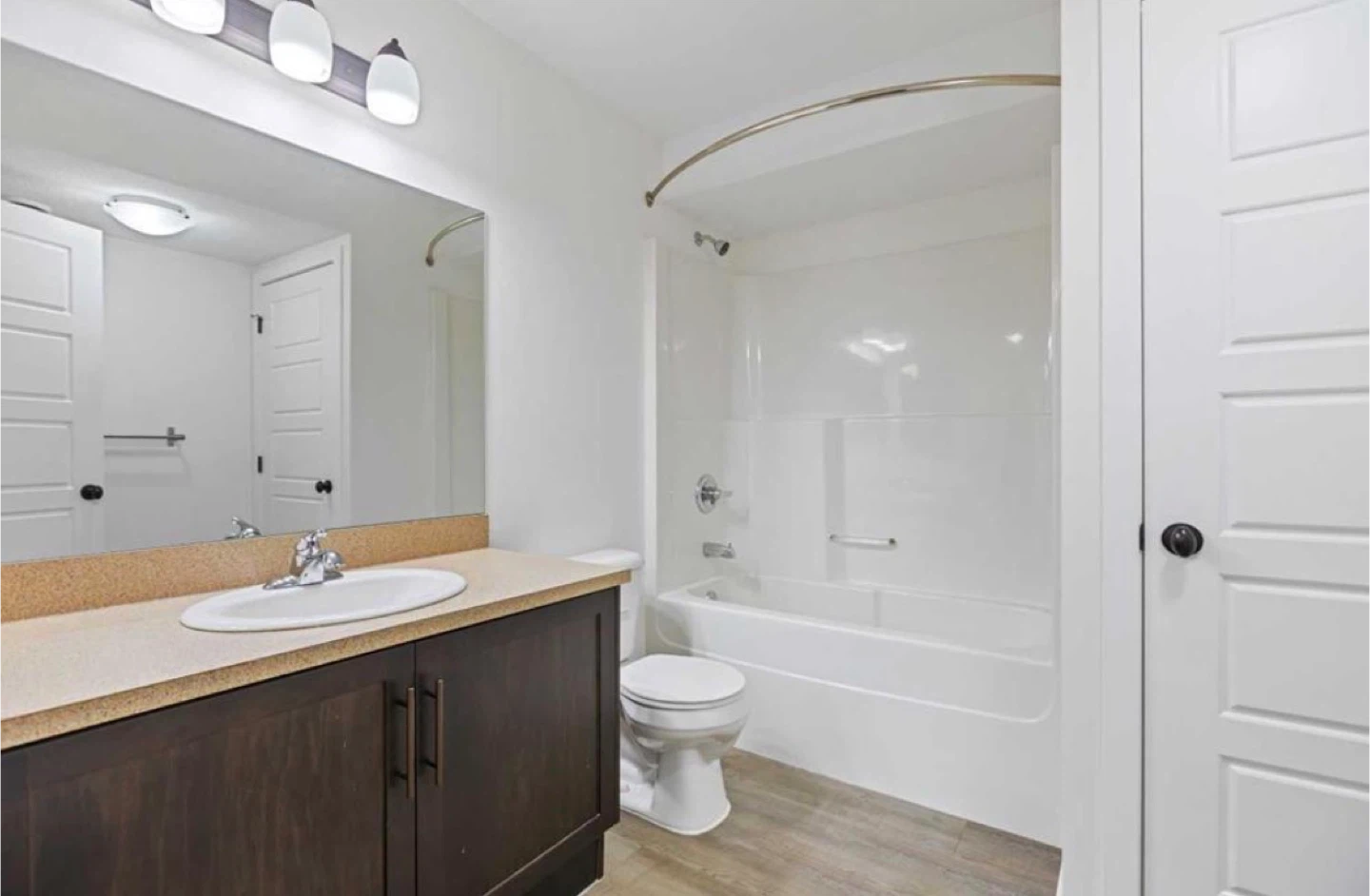 1 Bedroom + 1 Bathroom Townhouse for rent - photo 5