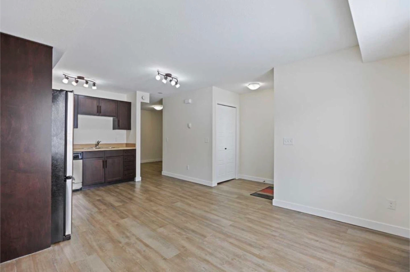 1 Bedroom + 1 Bathroom Townhouse for rent - photo 2