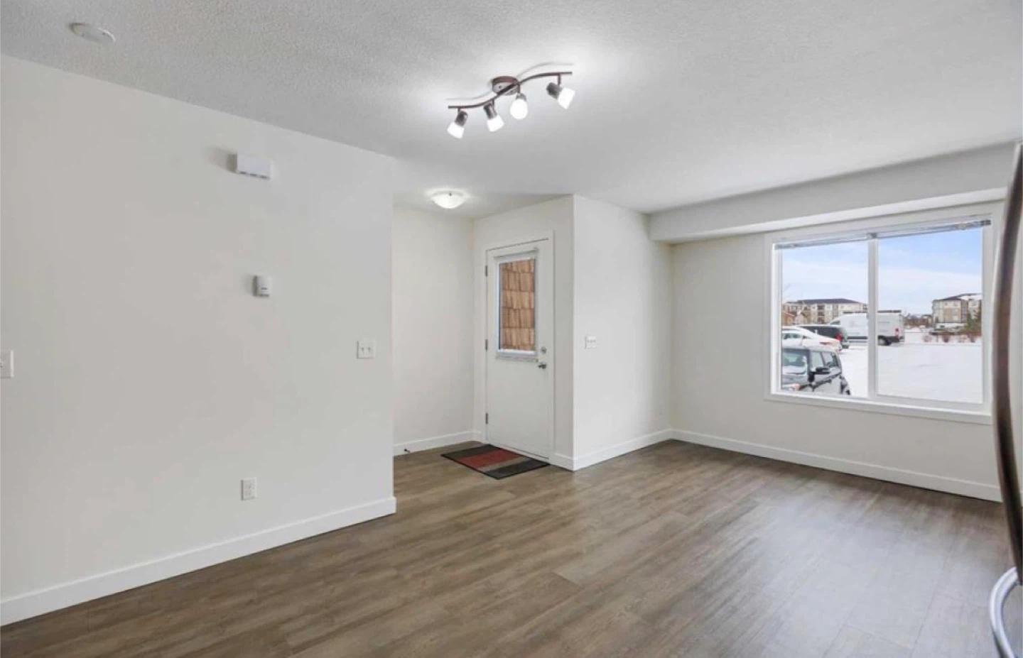 1 Bedroom + 1 Bathroom Townhouse for rent - photo 4