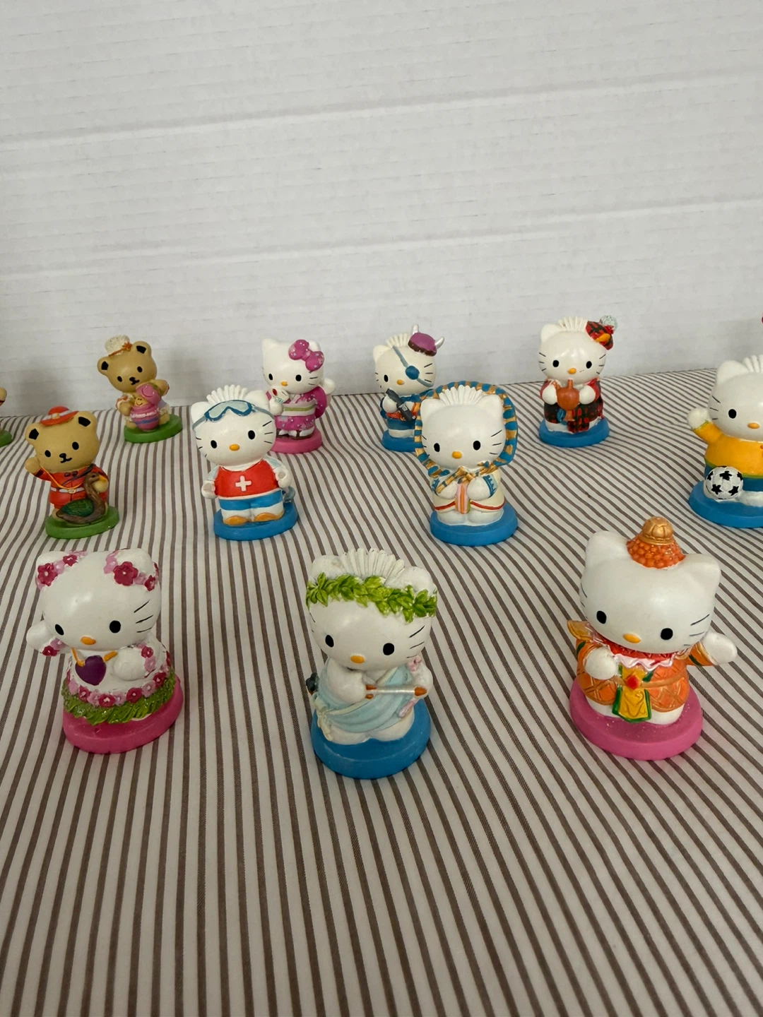 Vintage Sanrio Hello Kitty and Tiny Chum World Collection - photo 2