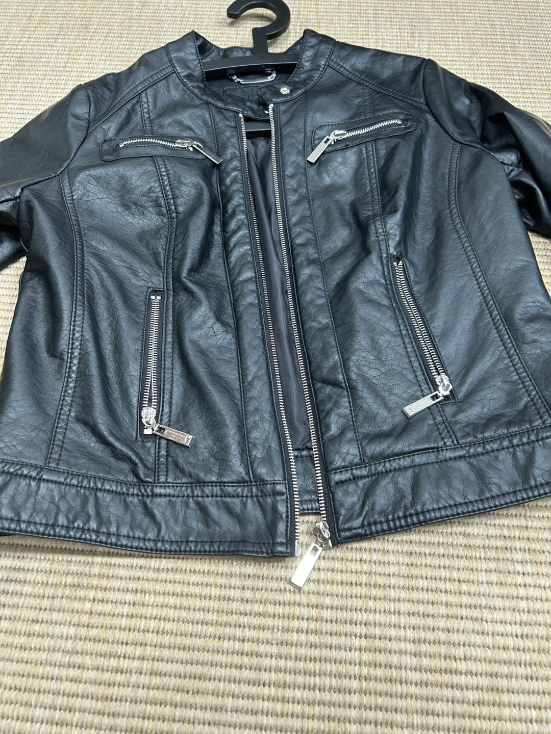 Black leather jacket - photo 2