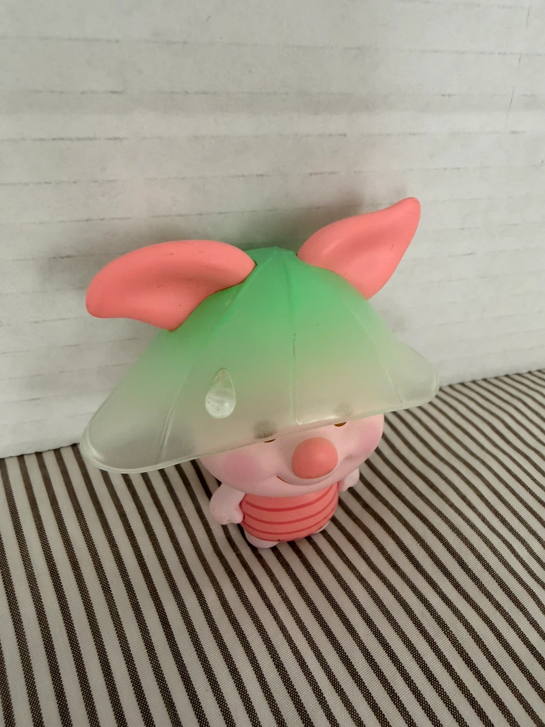 Piglet Figurine with Umbrella Hat - photo 2