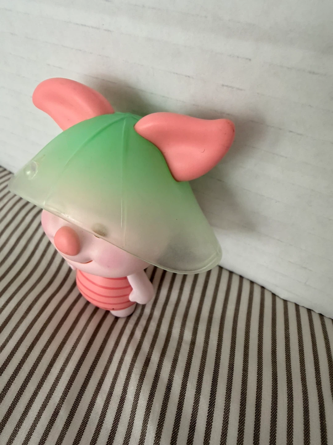 Piglet Figurine with Umbrella Hat - photo 4