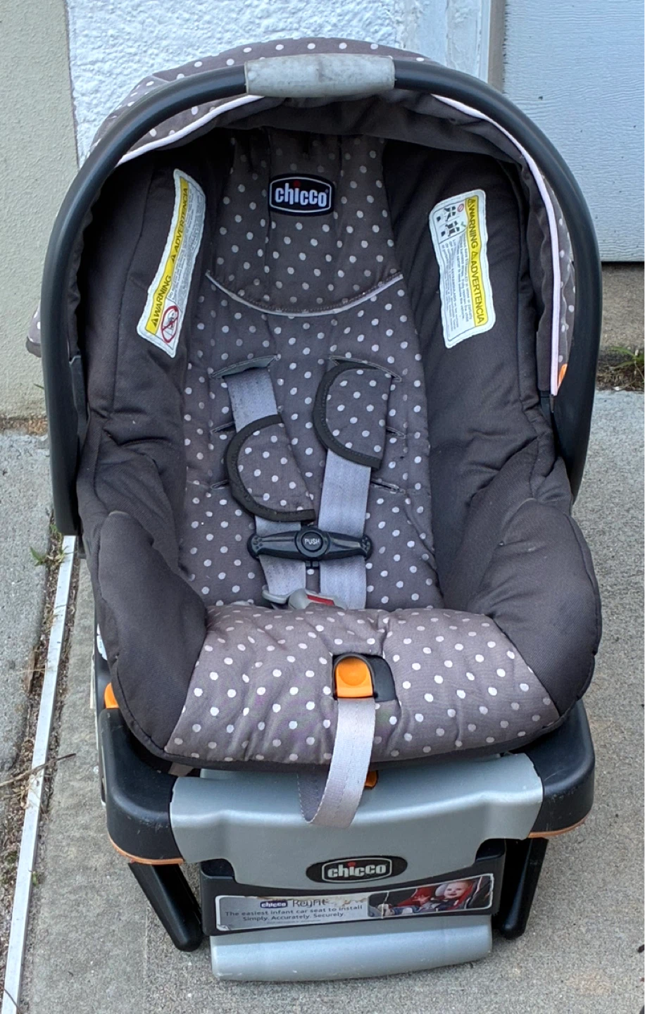 Chicco car seat with base - photo 2