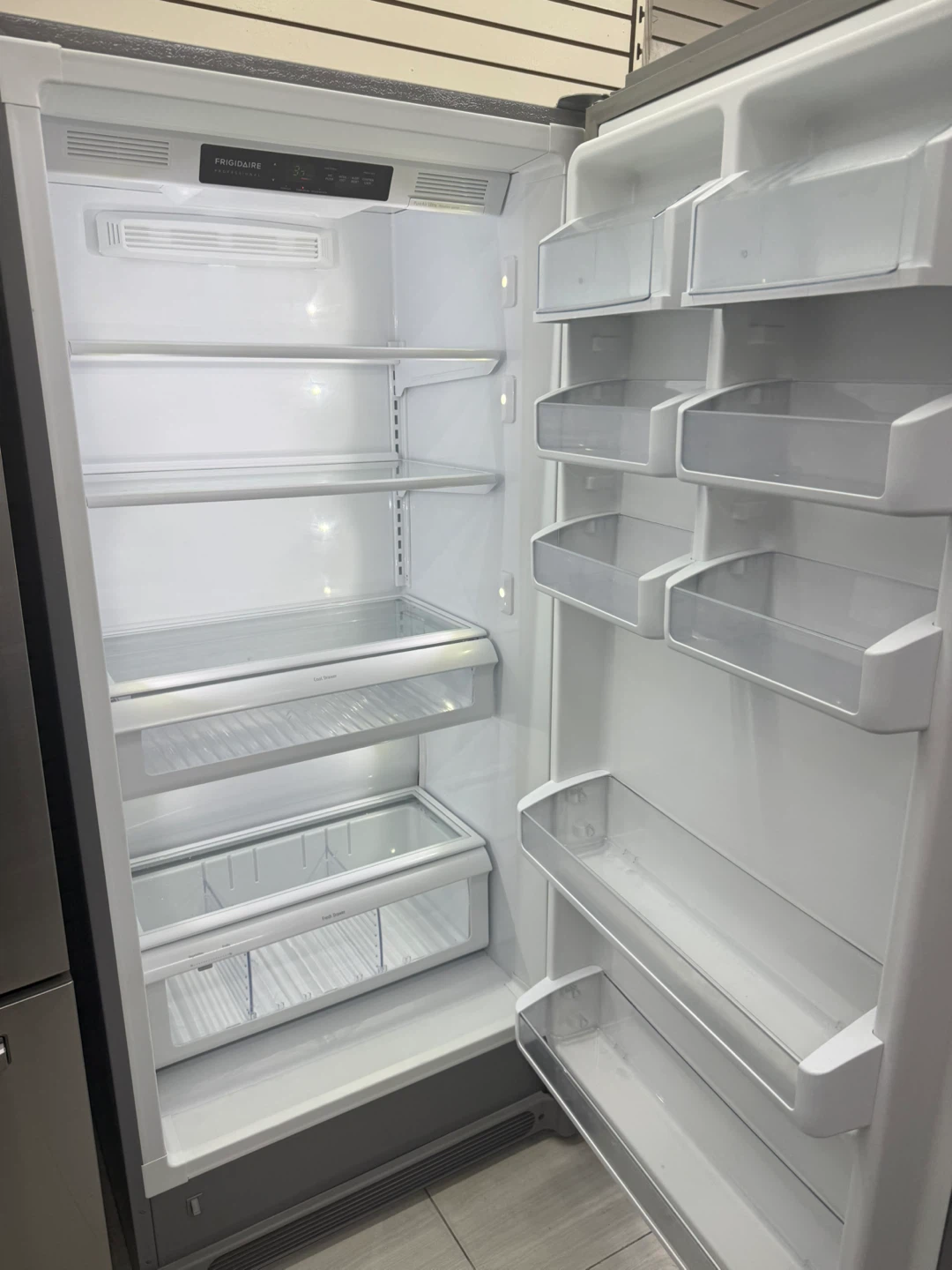 Frigidaire Professional Refrigerator only 33w 69h - photo 2