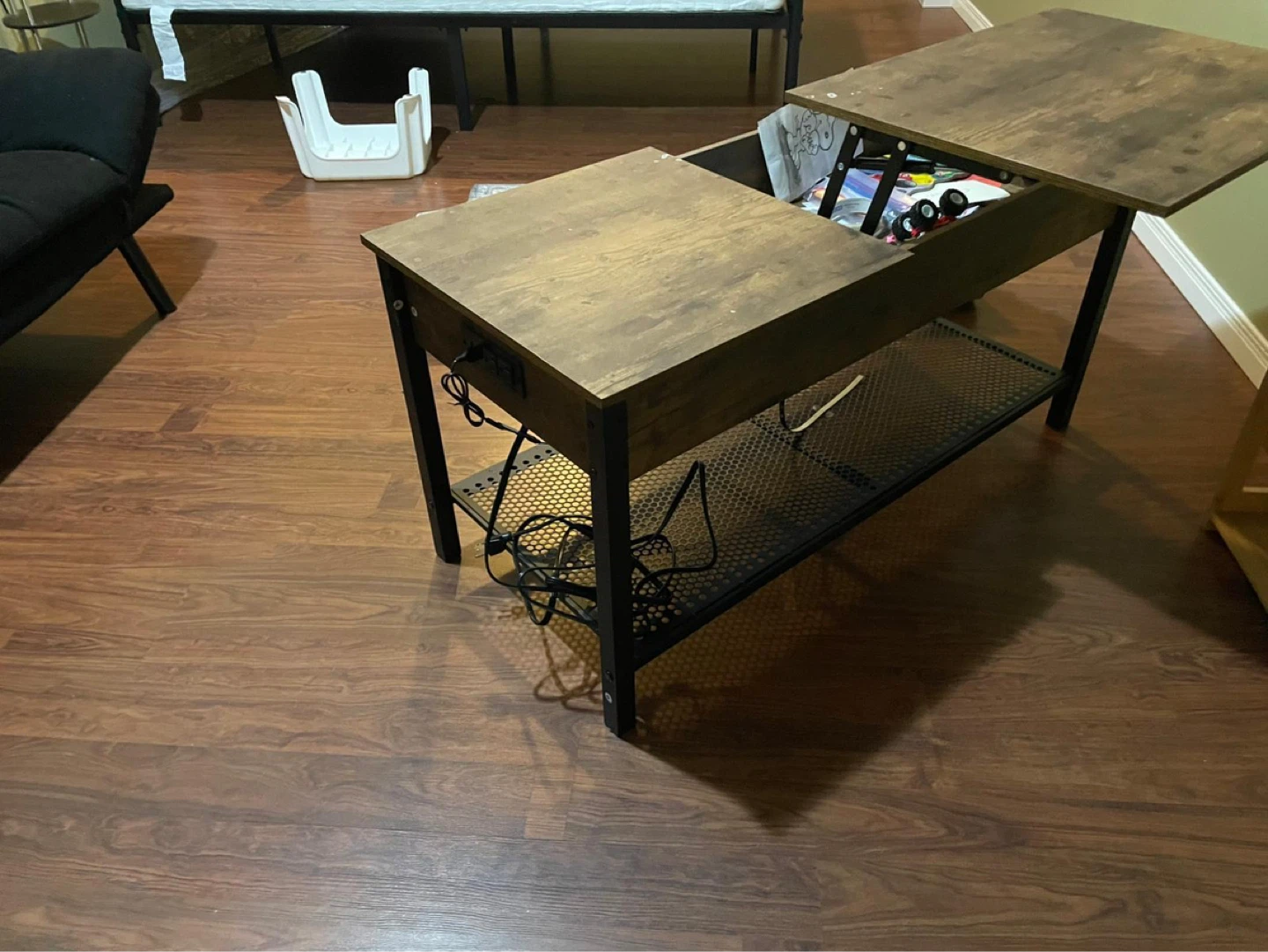 Lift Top Coffee Table with Storage and power outlets