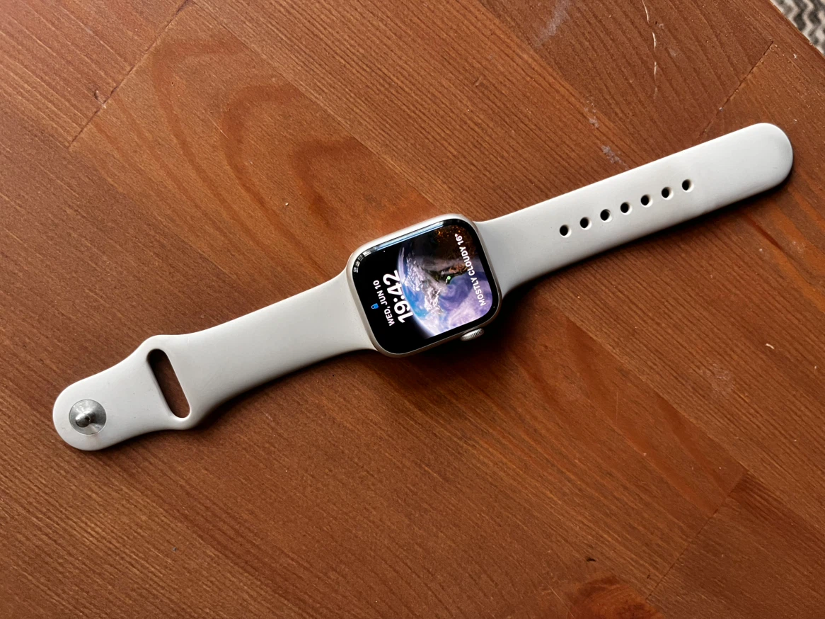 Series 8 Apple Watch in Starlight 41mm