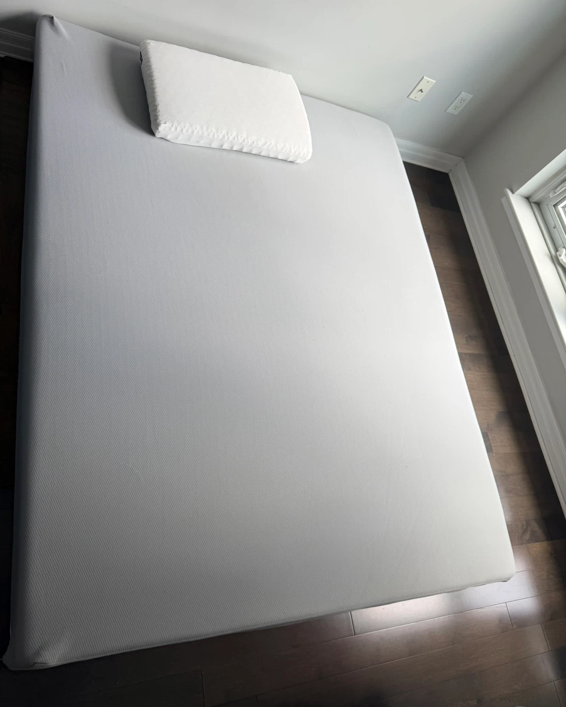 SleepCountry- Queen size Mattress with Purple Pillow