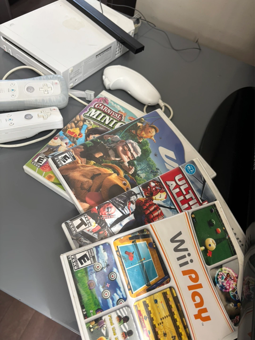 Nintendo Wii Console Bundle with Games and Controllers - photo 5