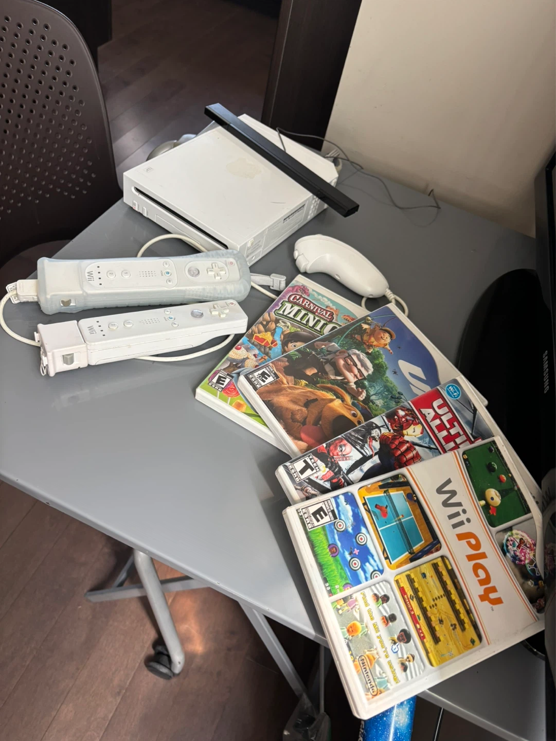 Nintendo Wii Console Bundle with Games and Controllers - photo 3