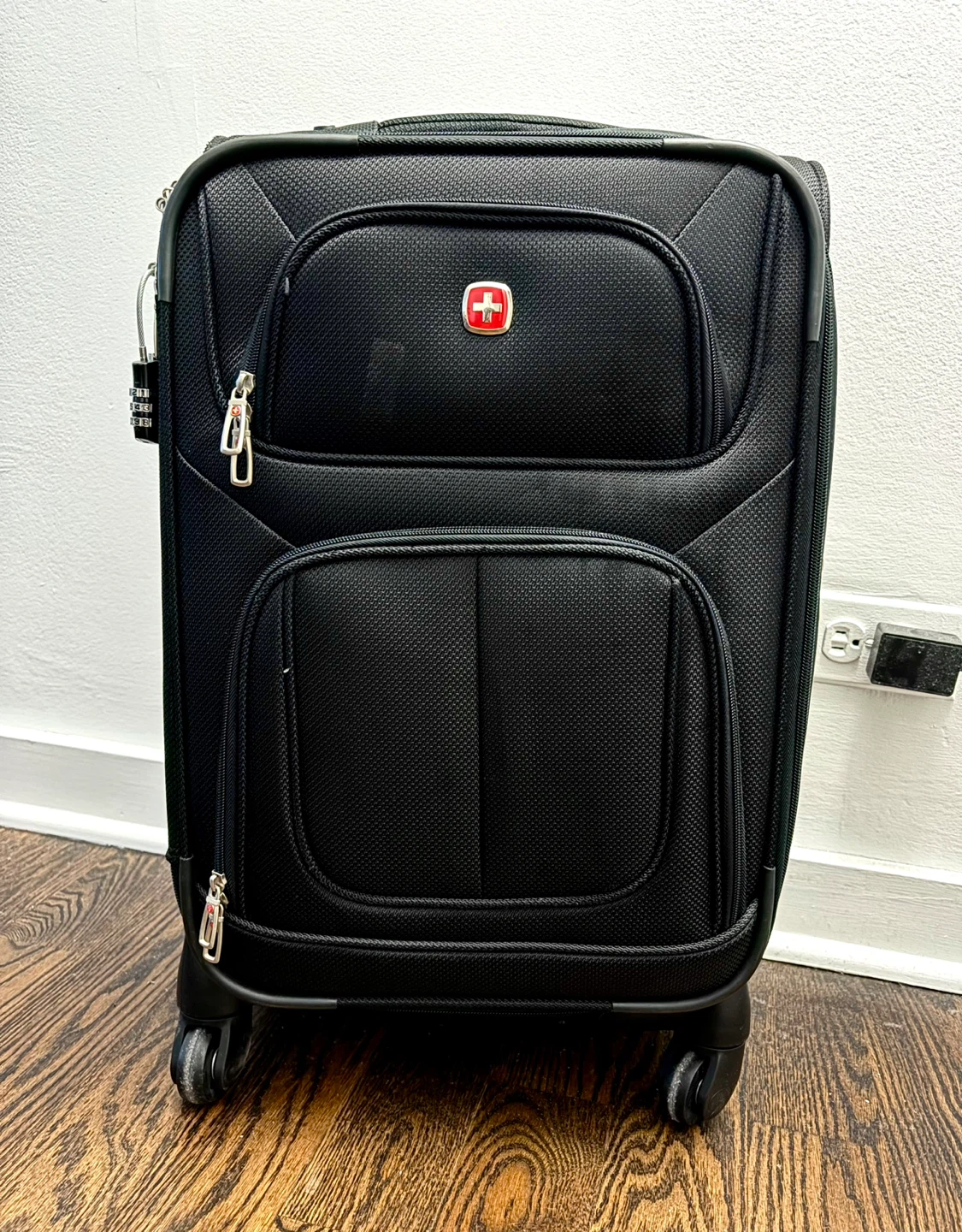 AMAZING CONDITION Swiss Gear Carryon Suitcase