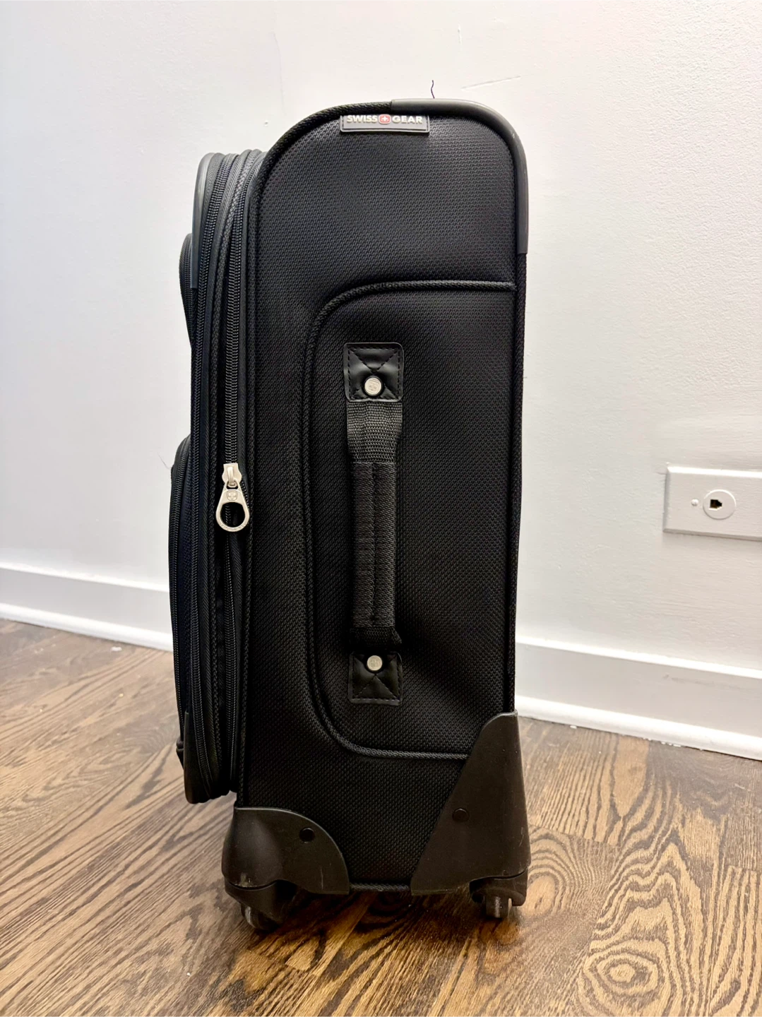 AMAZING CONDITION Swiss Gear Carryon Suitcase - photo 2