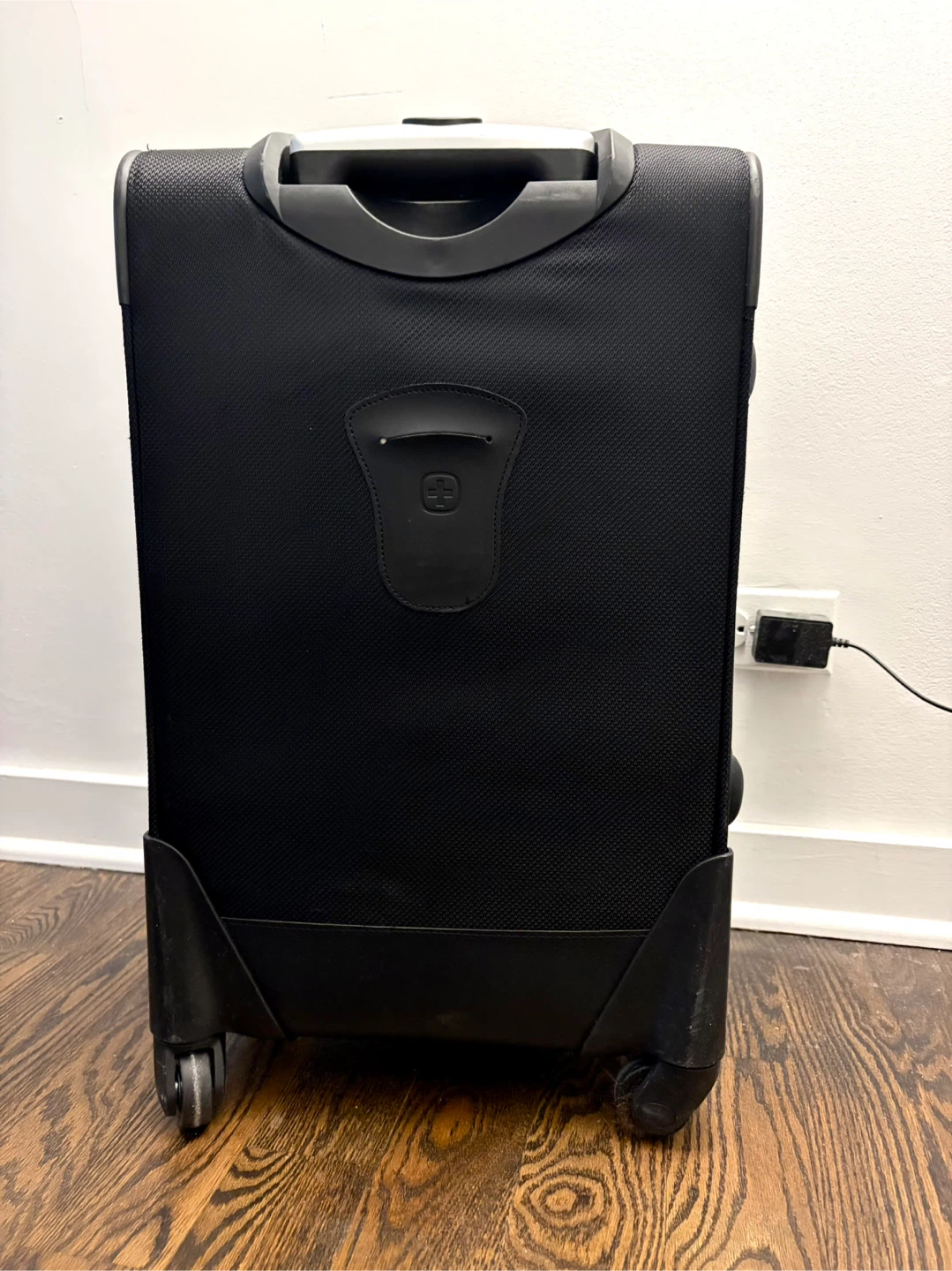 AMAZING CONDITION Swiss Gear Carryon Suitcase - photo 3