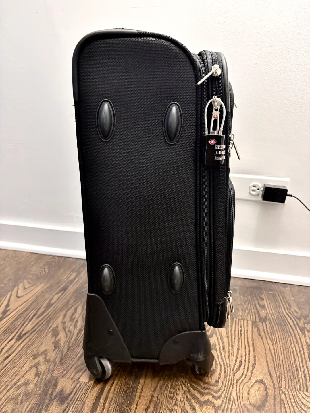 AMAZING CONDITION Swiss Gear Carryon Suitcase - photo 4