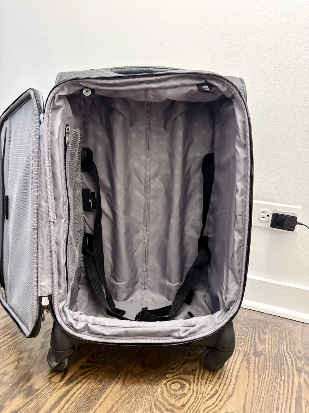 AMAZING CONDITION Swiss Gear Carryon Suitcase - photo 5