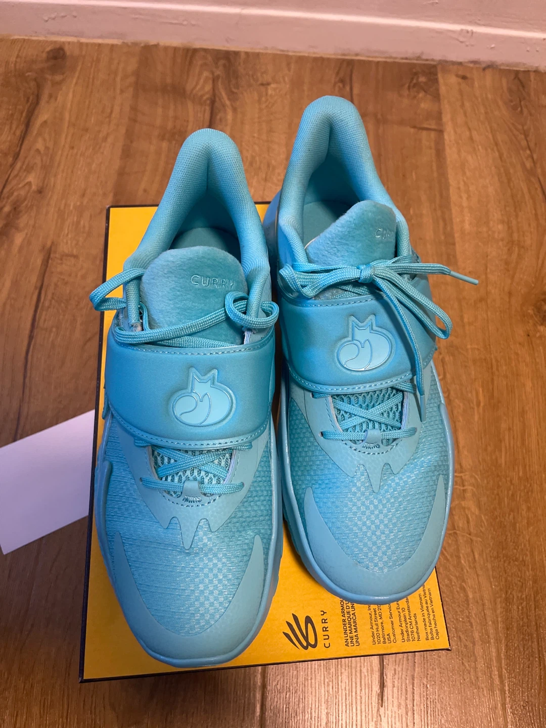 Basketball shoes