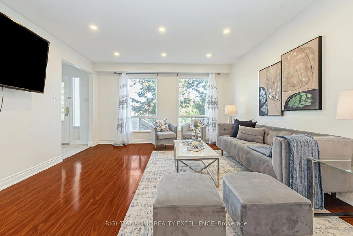 🏡 Renovated 4 Bedroom, 2 Bath Family Home - photo 2