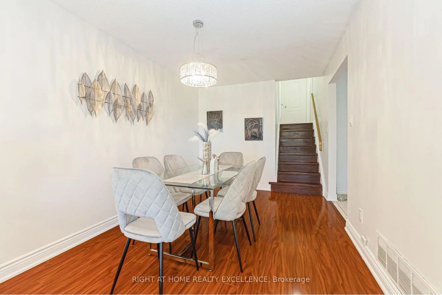 🏡 Renovated 4 Bedroom, 2 Bath Family Home - photo 3