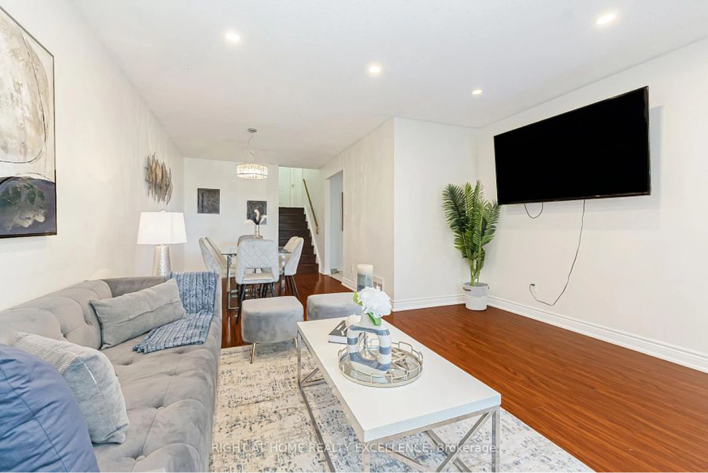 🏡 Renovated 4 Bedroom, 2 Bath Family Home - photo 4