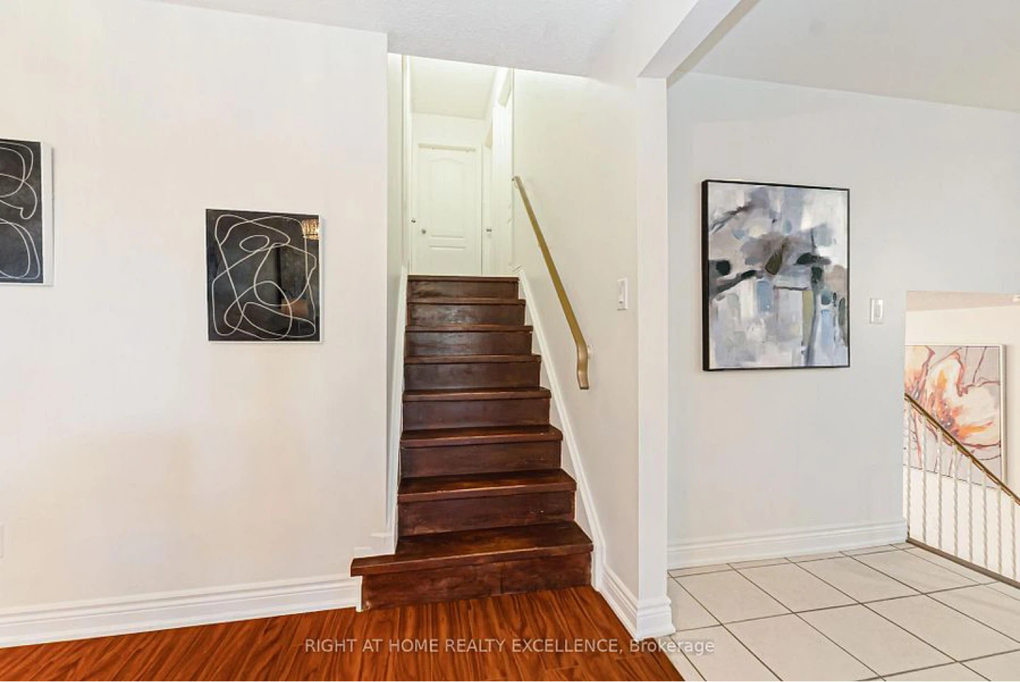 🏡 Renovated 4 Bedroom, 2 Bath Family Home - photo 5